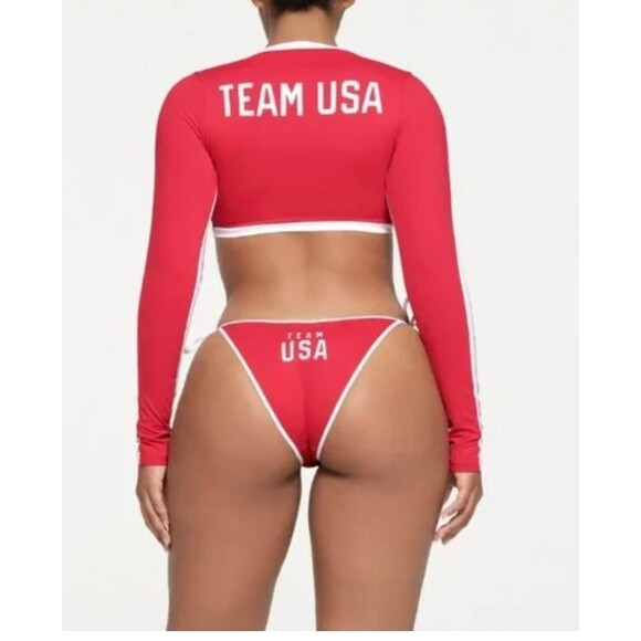 SKIMS- SIGNATURE SWIM OLYMPIC LONG SLEEVE CROPPED T-SHIRT - Picture 3 of 4